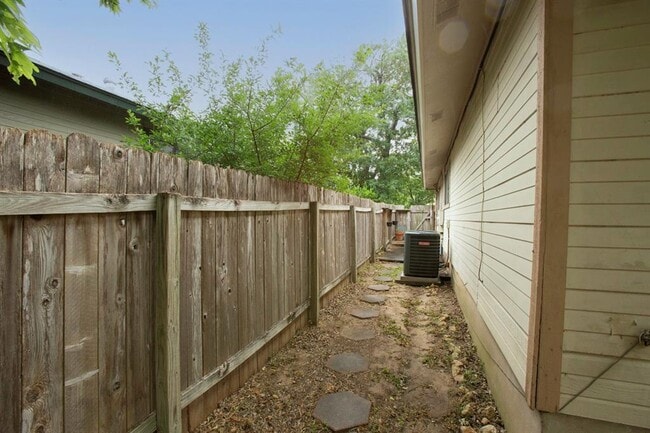Building Photo - 9902 Brasher Dr