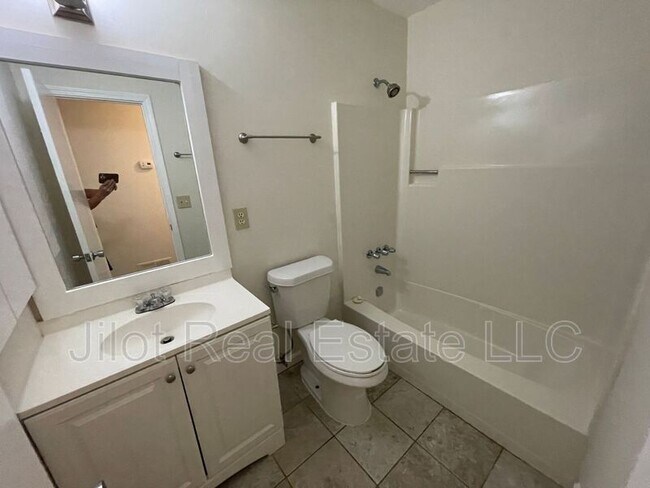 Building Photo - 221 Rustic Ridge Dr NE