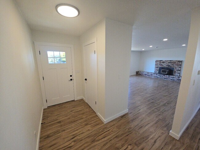 Building Photo - 3BD/2BA newly remodeled Kenwood Dr. Fortun...