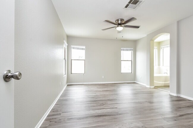 Building Photo - 4701 Cliff Breeze Dr