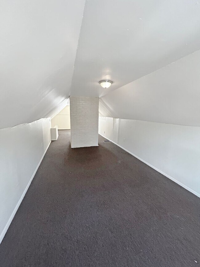 Building Photo - 36 Hickory St