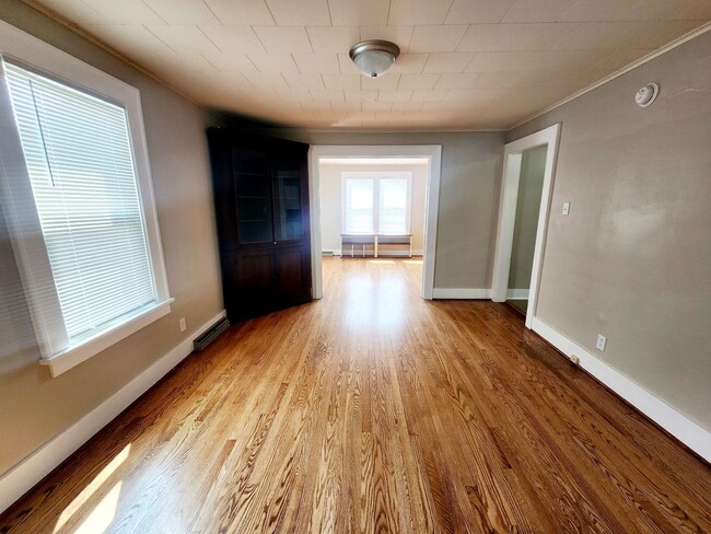 Building Photo - 3 Bed/2 Bath House Located in Suncrest Lawncare included - Available NOW