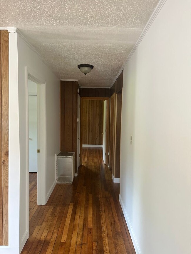 Building Photo - 3 Bedroom/1 bath home