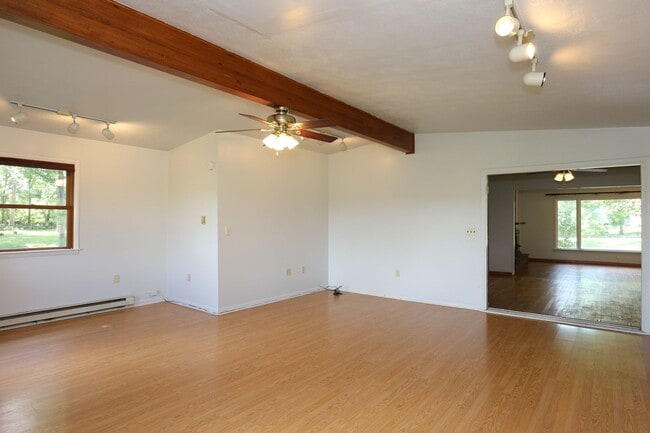 Building Photo - Country Rambler on Large Lot!