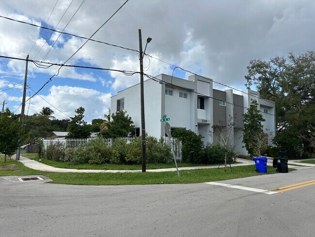 Building Photo - 2109 SW 18th Ave