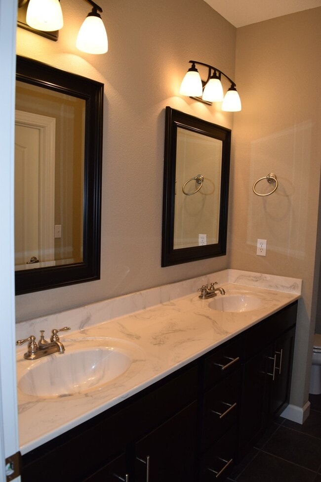 Building Photo - Gorgeous Home Located in Osage Hills Subdivision