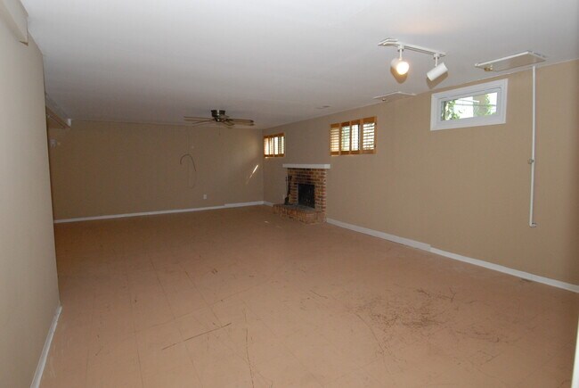 Building Photo - 10 Jenny Lind Dr