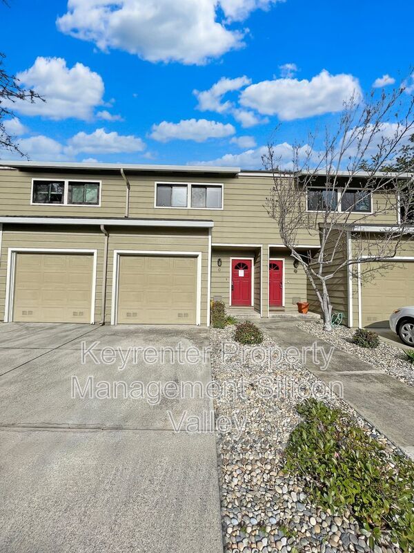 Building Photo - 700 Chiquita Ave