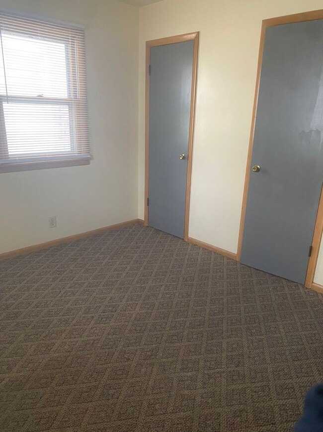 Building Photo - 730 E 12th St