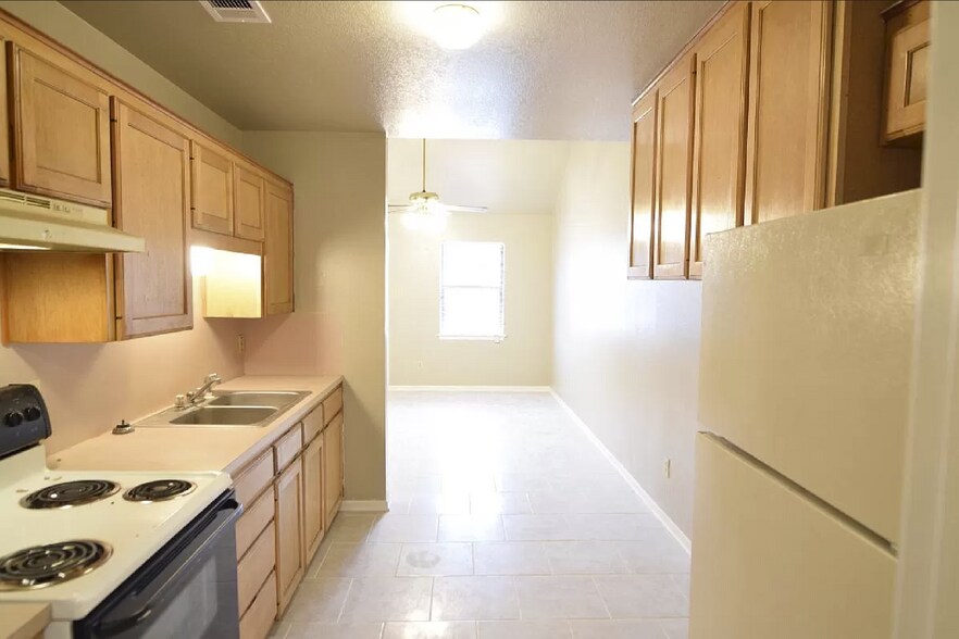 Building Photo - 1504 Benttree Dr