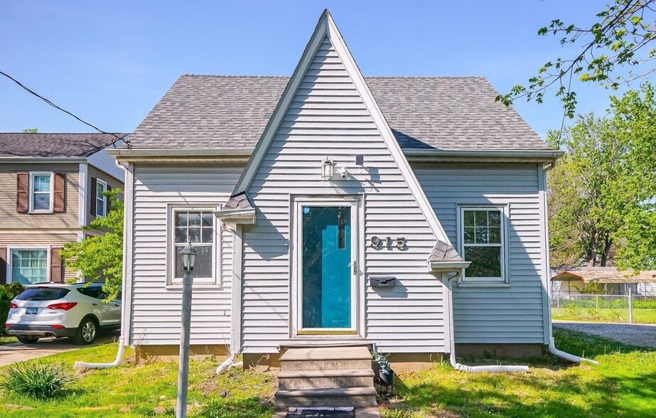 Building Photo - 915 W Loucks Ave