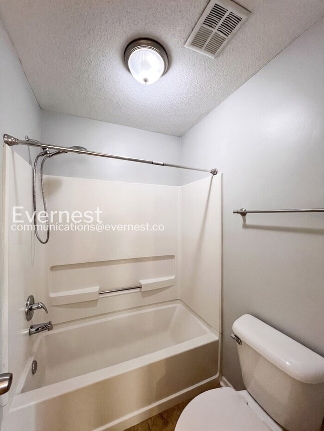 Building Photo - 3400 Laurelwood Dr