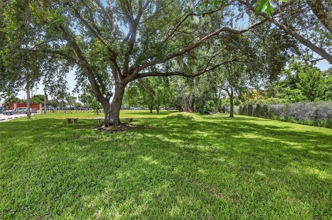 Building Photo - 6709 N Kendall Dr