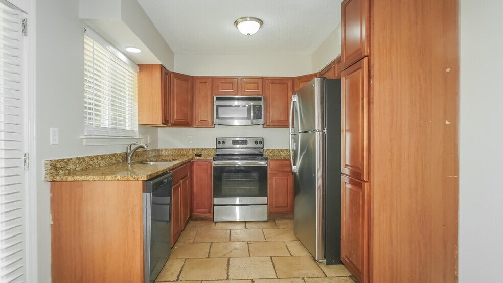 Building Photo - 732 Charter Oak Dr