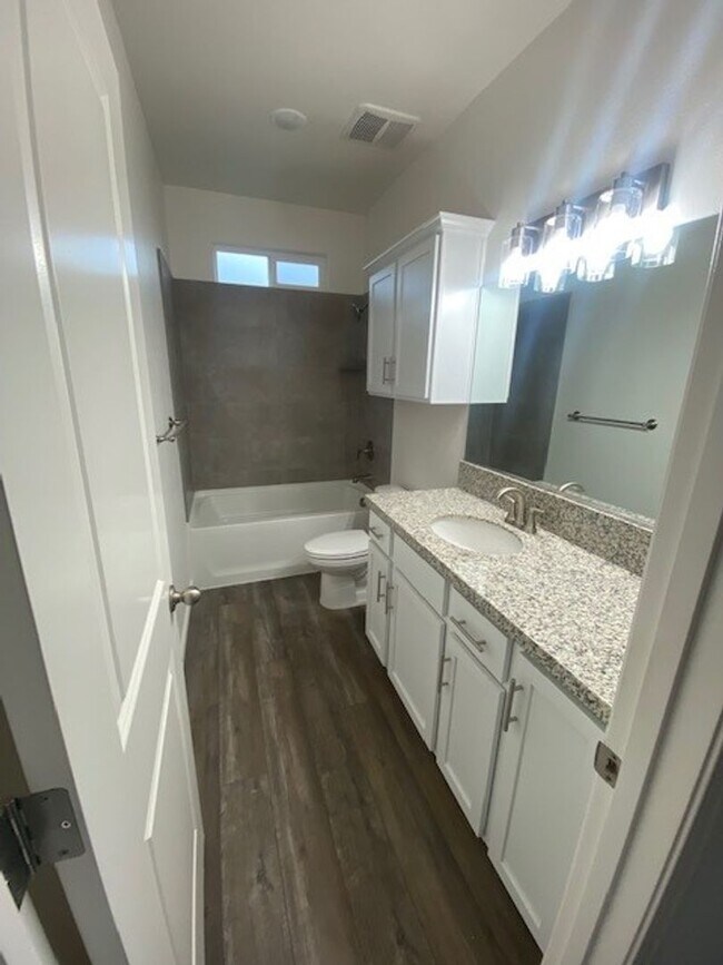 Building Photo - 3928-3928 S Burke St