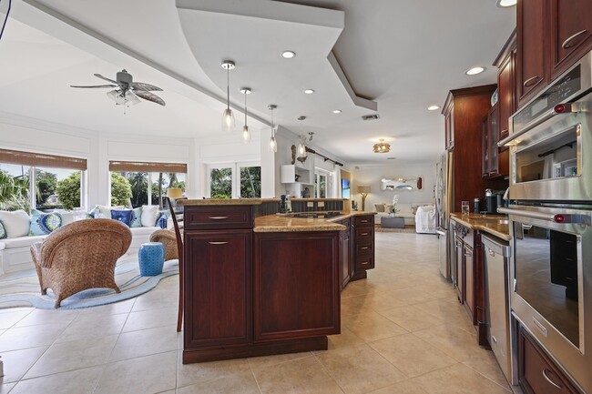 Building Photo - 1925 Coral Gardens Dr