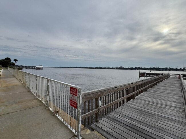 Building Photo - 2/1 Riverside Condo