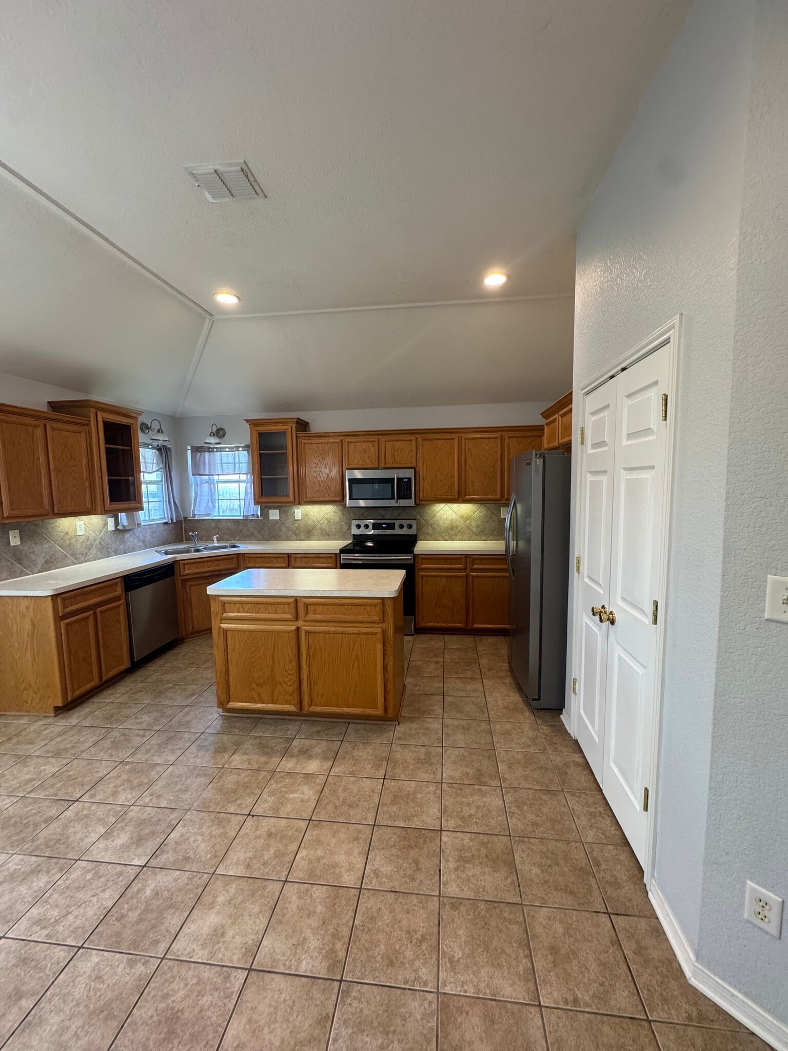 Kitchen - 4301 Capri Dr