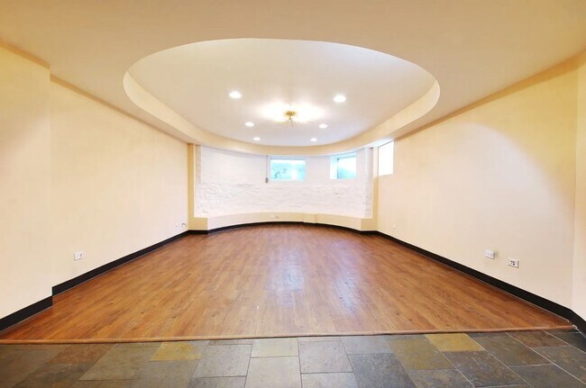 Building Photo - 1352 N La Salle Dr
