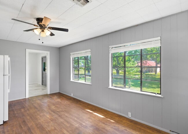 Building Photo - "Charming 2-Bedroom Retreat with Full Bath in the Heart of Castroville!"