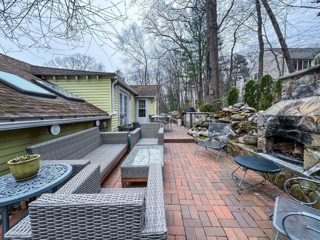 Building Photo - 56 Rockridge Rd