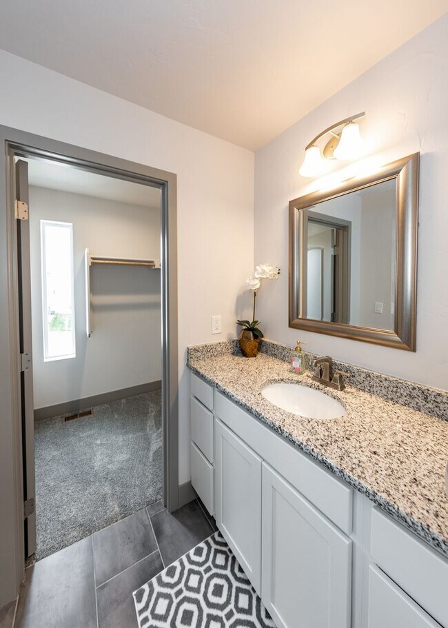 Building Photo - 2 Bedroom Luxury townhome