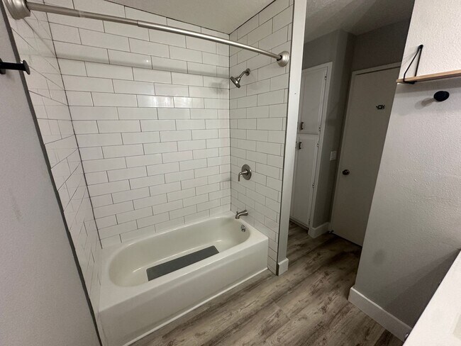 Building Photo - Top-Floor Stunner with Views – Fully Remod...