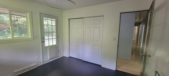 Building Photo - 4 bedrooms 3 baths beautiful house