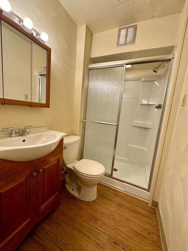 Building Photo - Charming One Bedroom in Oakland! Spacious Layout & Great Natural Light! Call Today!