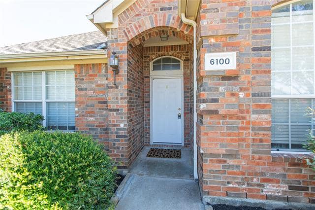 Building Photo - 6100 Pine Ridge Blvd