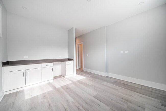 Building Photo - 556 W 18th St