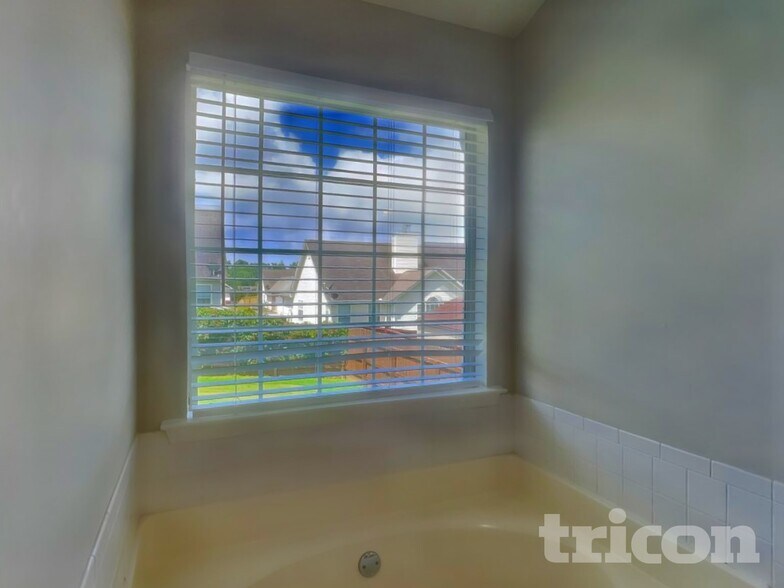 Building Photo - 1469 Buckingham Pl