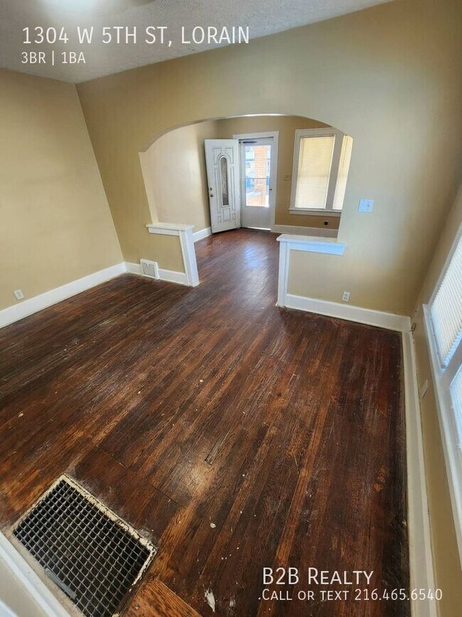 Building Photo - 1304 W 5th St