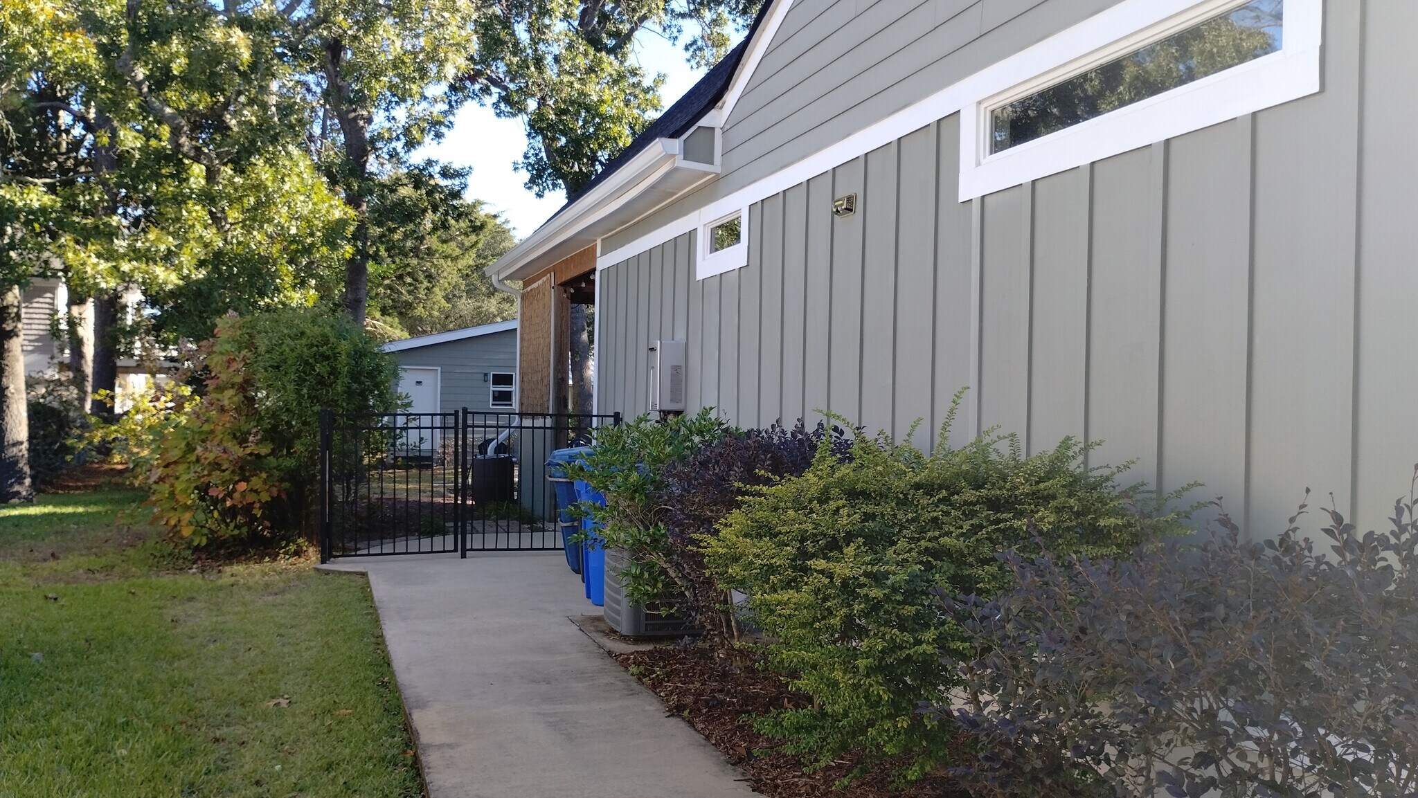 Building Photo - 710 Yucca Ave