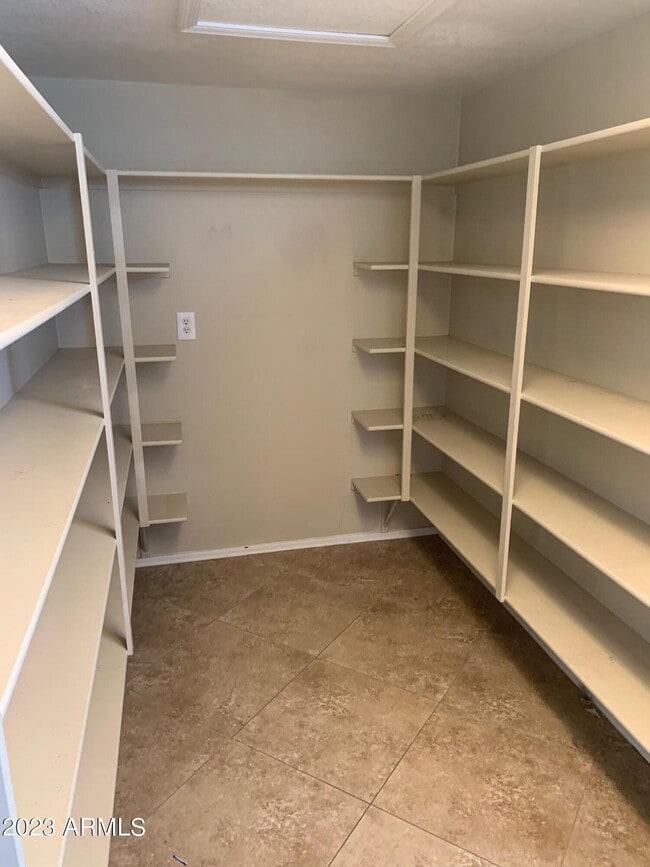 Building Photo - 494 W Cotton Ln