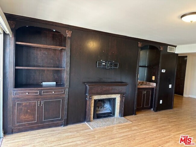 Building Photo - 5334 Lindley Ave