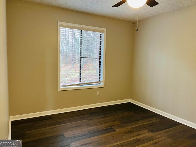 Building Photo - 145 Pine Terrace
