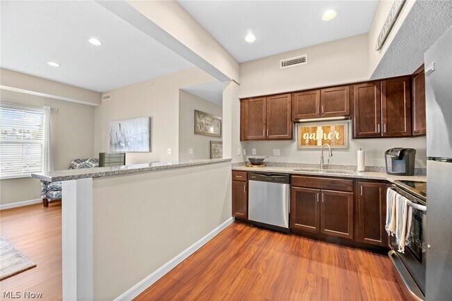 Building Photo - 558 Colony Park Dr