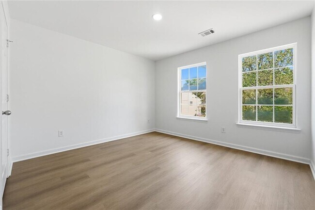 Building Photo - 3050 Centerglen Ln