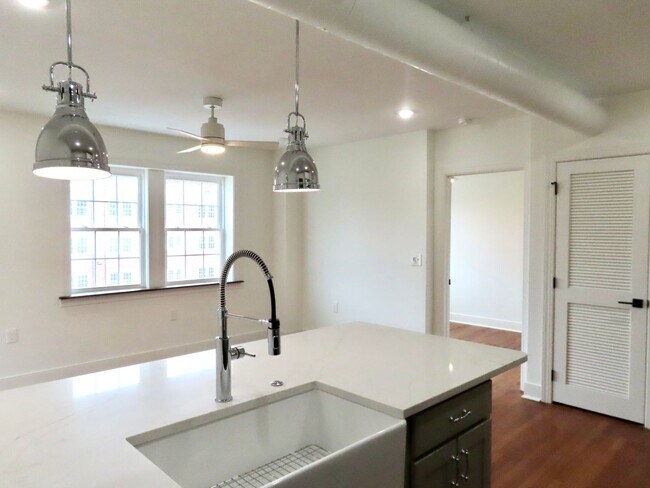 Building Photo - 2724 E Magnolia Ave