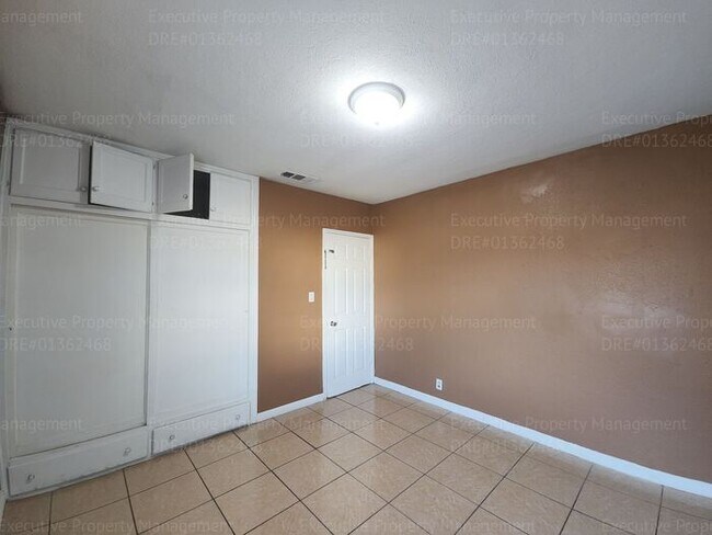 Building Photo - Charming 2 bedroom, 1 bathroom house near ...