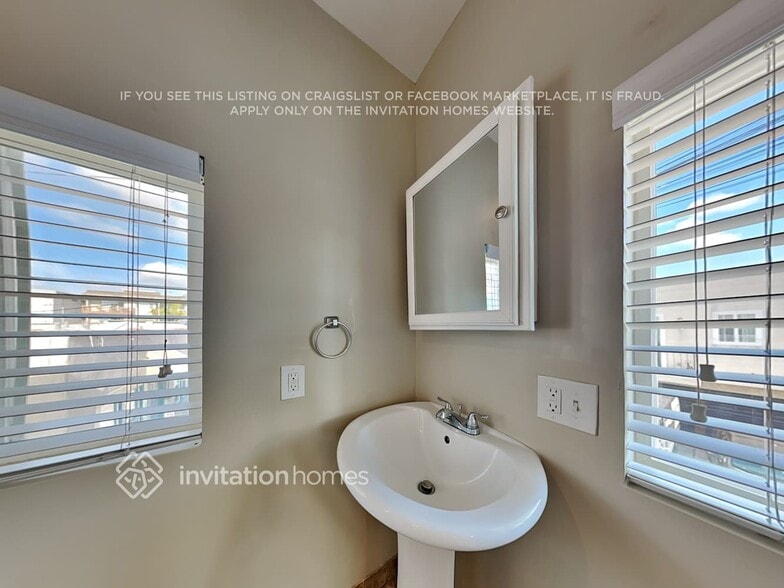 Building Photo - 1031 W 12th St