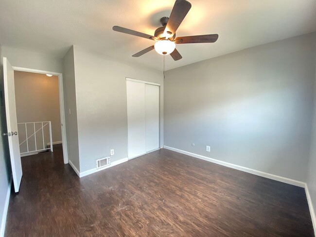 Building Photo - Charming Two Bedroom Condo