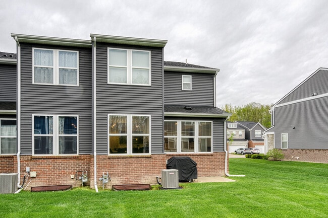 Building Photo - 2832 Fairgrove Cres