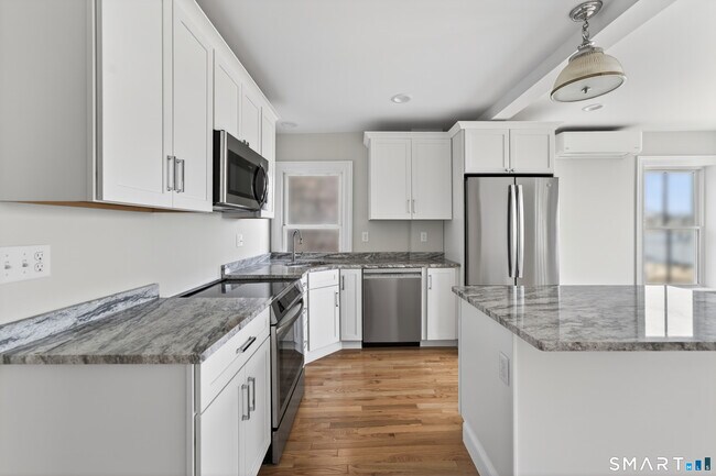 Building Photo - 136 Bank St