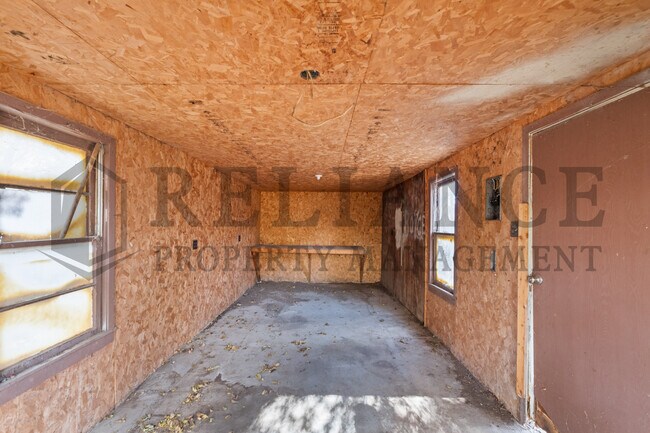 Building Photo - 220 E 44th St S