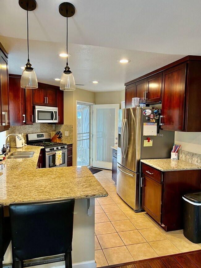 Building Photo - Centrally Located Roseville Condo