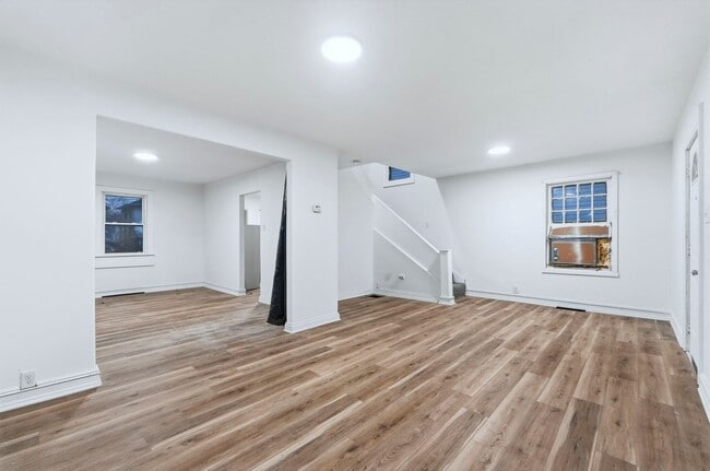 Building Photo - Freshly Updated 3-Bed Home with Back Parking