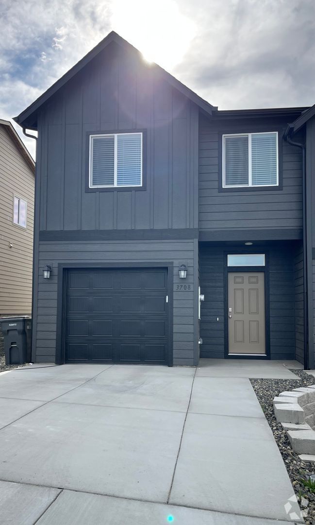 Building Photo - 3 bed 2.5 bath Townhome