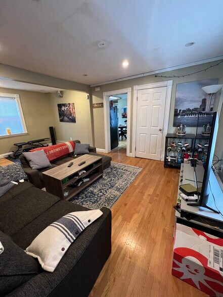 Building Photo - 735 Somerville Ave